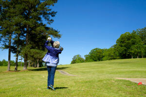 man_in_grass_field_playing_golf-scopio-82a2e087-f4ed-4f37-80ee-0f957addbe57-2-300x200